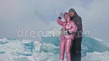 在冰封的湖面上，年轻夫妇在冬天散步时<strong>玩</strong>得<strong>很开心</strong>。 情侣们<strong>玩</strong>得<strong>很开心</strong>，笑了